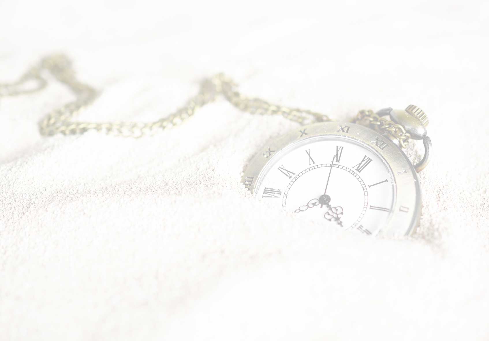 reloj antiguo sobre la arena